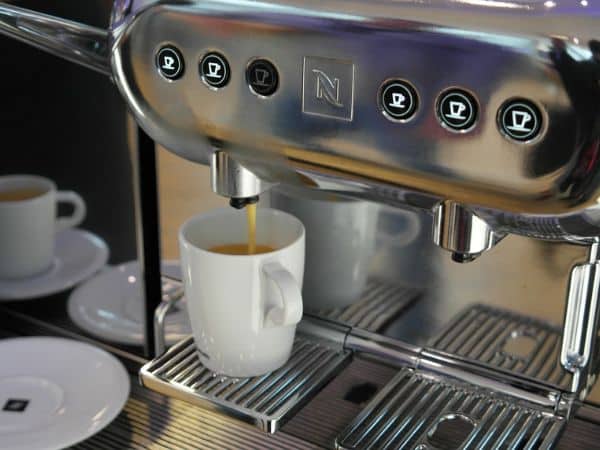 foto di una macchina per caffè in cucina